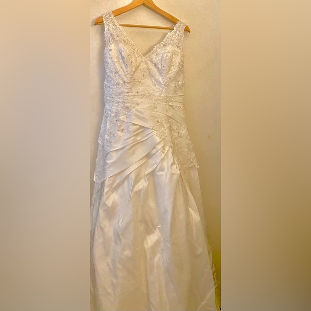 Elegant White Lace Appliqué Wedding Dress